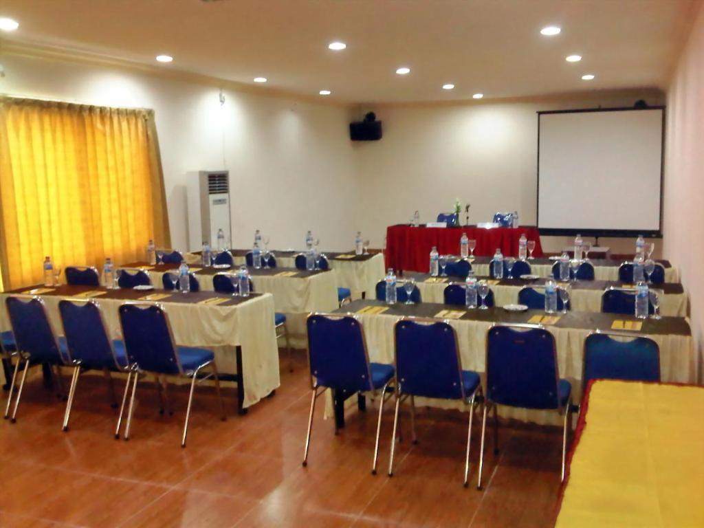 Grand Duta Hotel Palu Bagian luar foto
